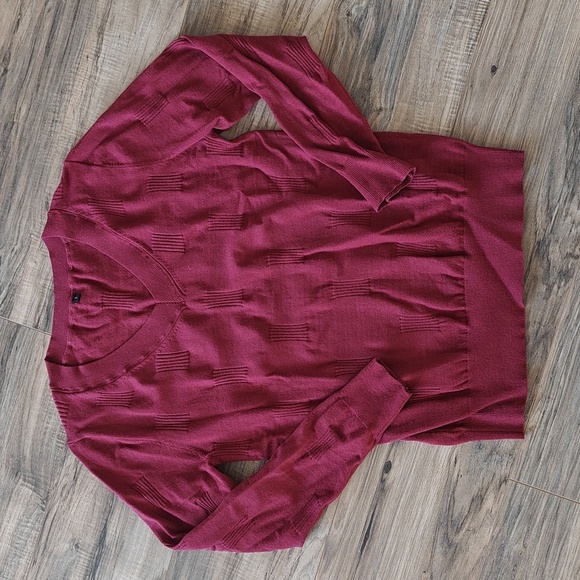 NWT Burgundy v-neck sweater - Picture 3 of 6